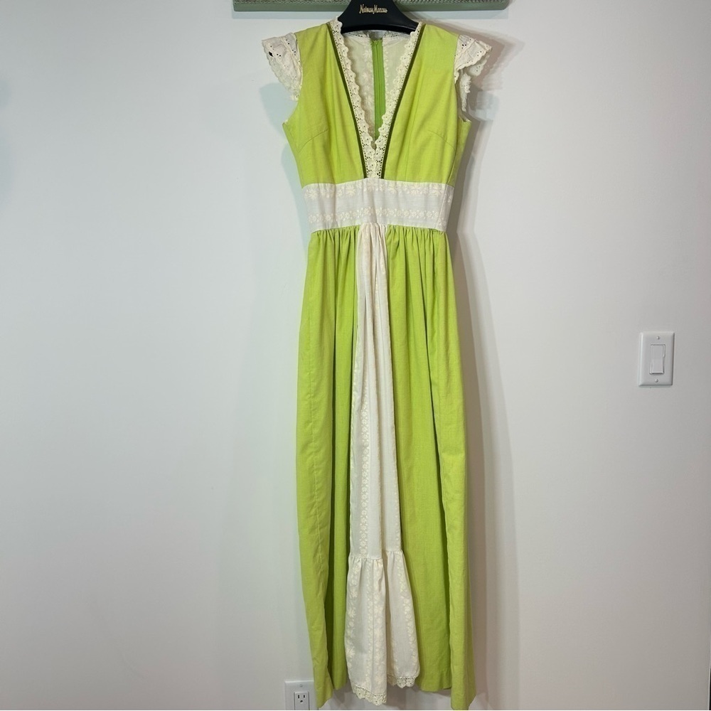 Vintage lime-green V-neck cottage core lace eyelet ruffle dress small women’s